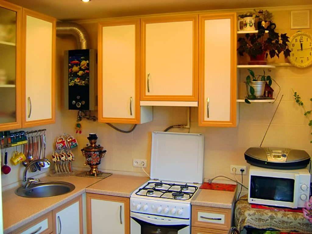 Дизайн кухни в хрущевке с холодильником и газовой колонкой: фото, подготовка, монтаж и оформление