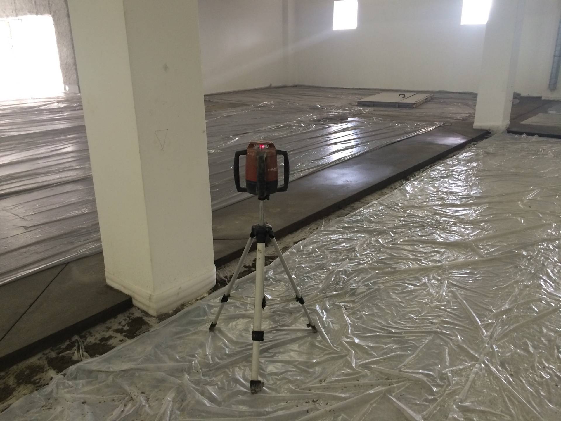 Механизированная стяжка пола. Стяжка пола 37 м2. Стяжки для полок. Полусухая стяжка пола. Идеальная стяжка пола.