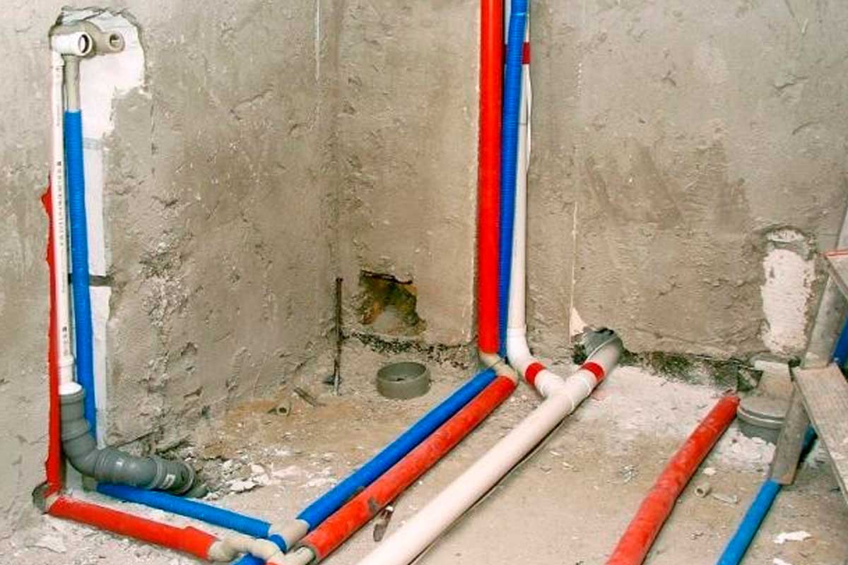 Трубы воды в стене. Водопроводная труба в полу. Полипропиленовые трубы отопления в стене. Водопроводные трубы в стяжке. Прокладка полипропиленовых труб в стене.