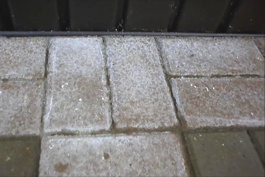 Чем отмыть тротуарную. Цементно Песчаная плитка. Очистка тротуарной плитки от цемента. Отмыть плитку от цемента. Тротуарная плитка с пятнами цемента.