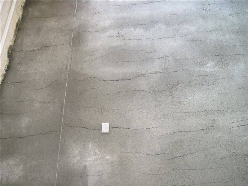 Трещины в бетонном полу. Усадочные трещины на стяжке. Усадочные трещины в бетоне перекрытия. Цементно-Песчаная стяжка пола трещины. Усадочные трещины на поверхности бетона.
