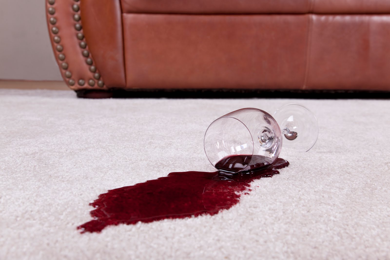 красное вино с дивана