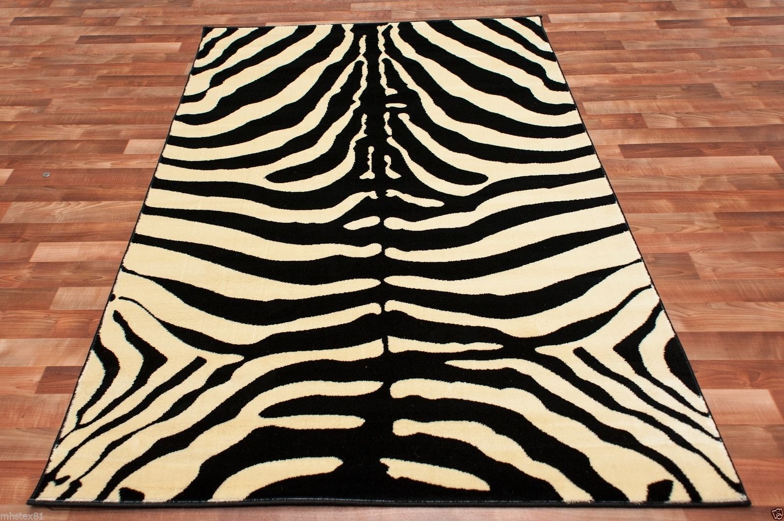 Ковер «зебра» (36 фото): модели с рисунком в виде шкуры в интерьере