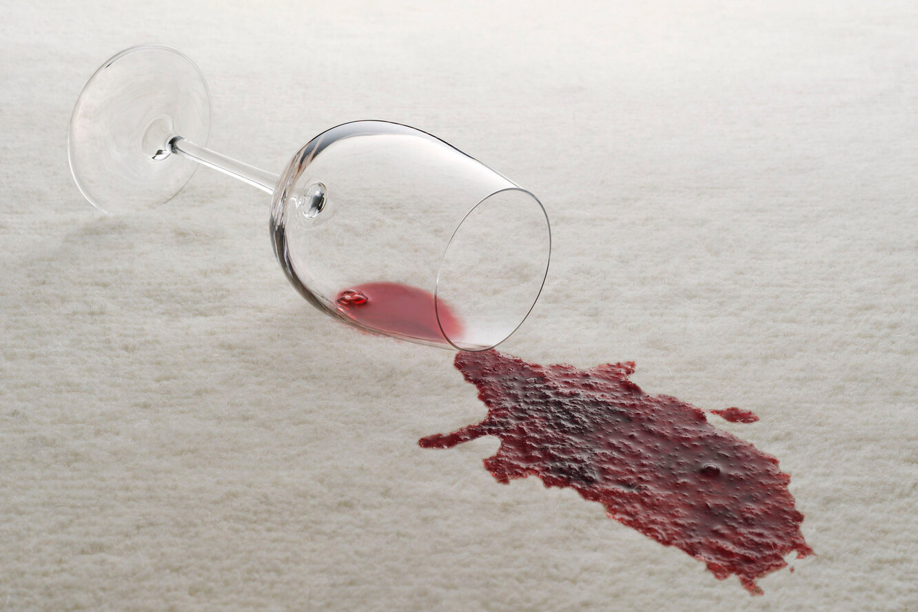 вывести красное вино с дивана