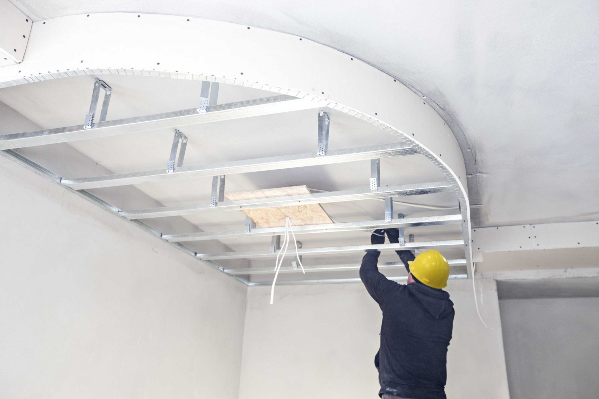 На каком этапе ремонта делают натяжные потолки – что нужно предусмотреть заранее